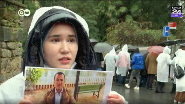 o tanara uigura cu fotografia tatalui ei disparut in china protesteaza in fata consulatului chinez din istanbul