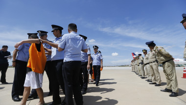 politisti din cambodgia pe aeroport