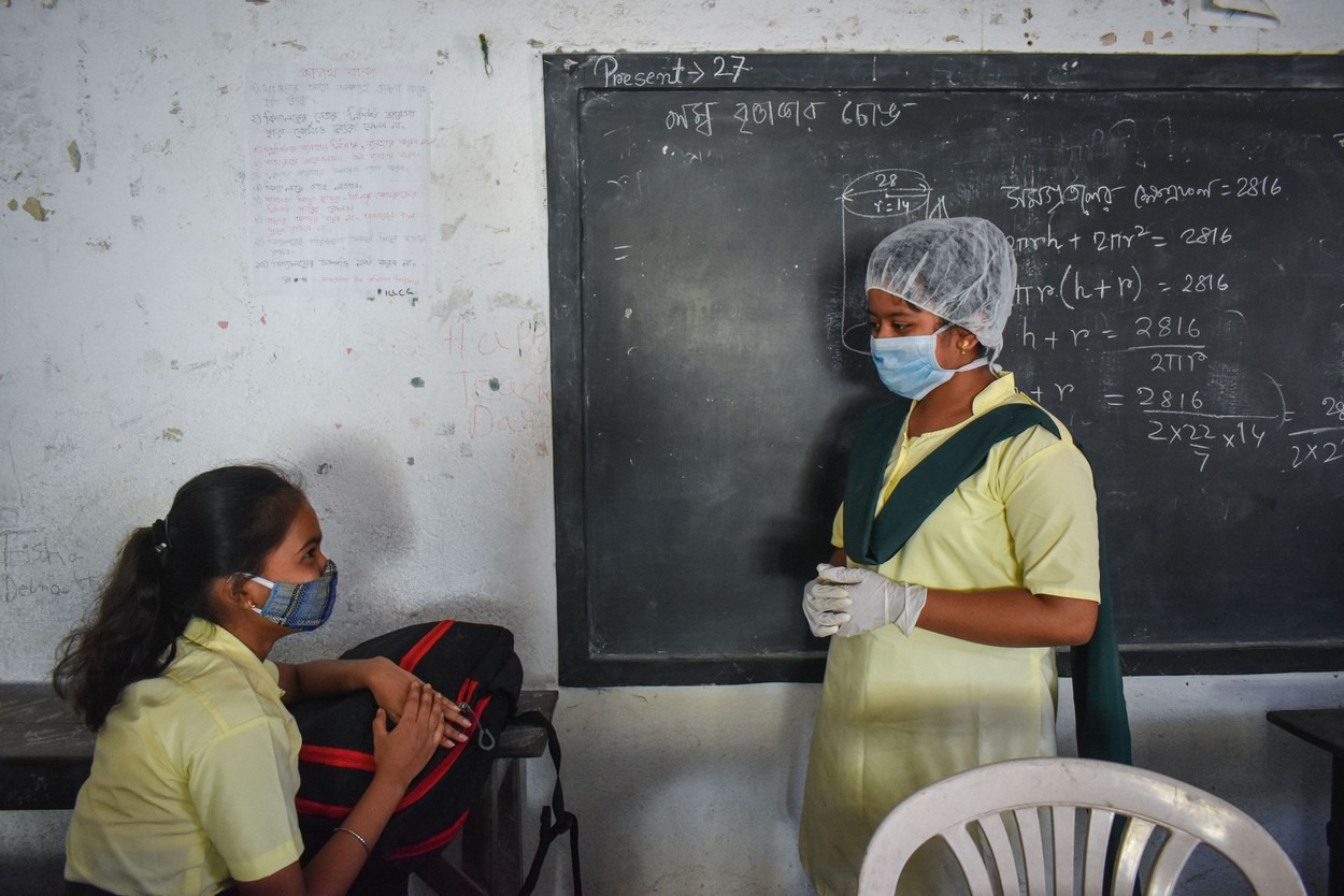 Un studiu arată că 300 de milioane de oameni din India au deja anticorpi. Infectările cu Covid, de la 100.000 la 10.000 pe zi