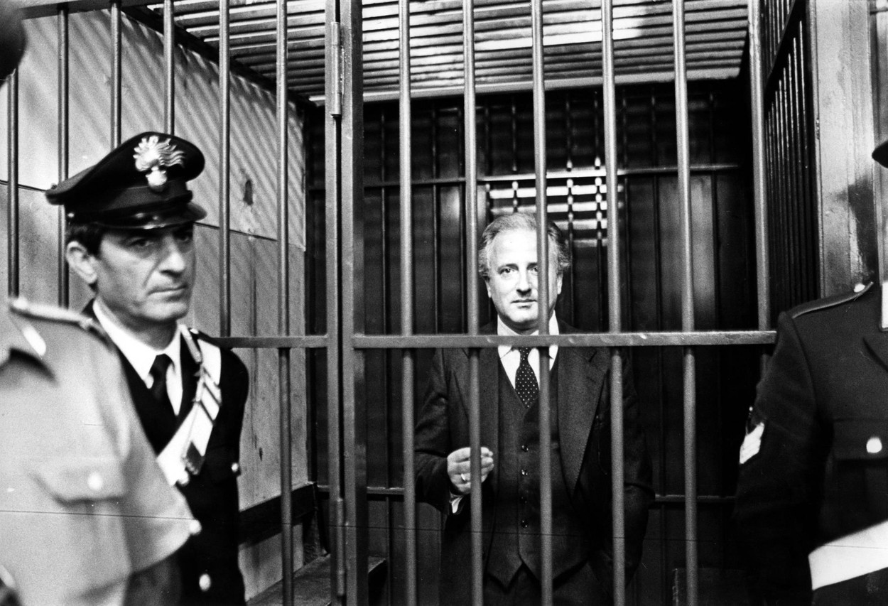 Capul mafiei napoletane a murit la 79 de ani. Povestea de film a sângerosului Raffaele Cutolo și cât de influent a fost