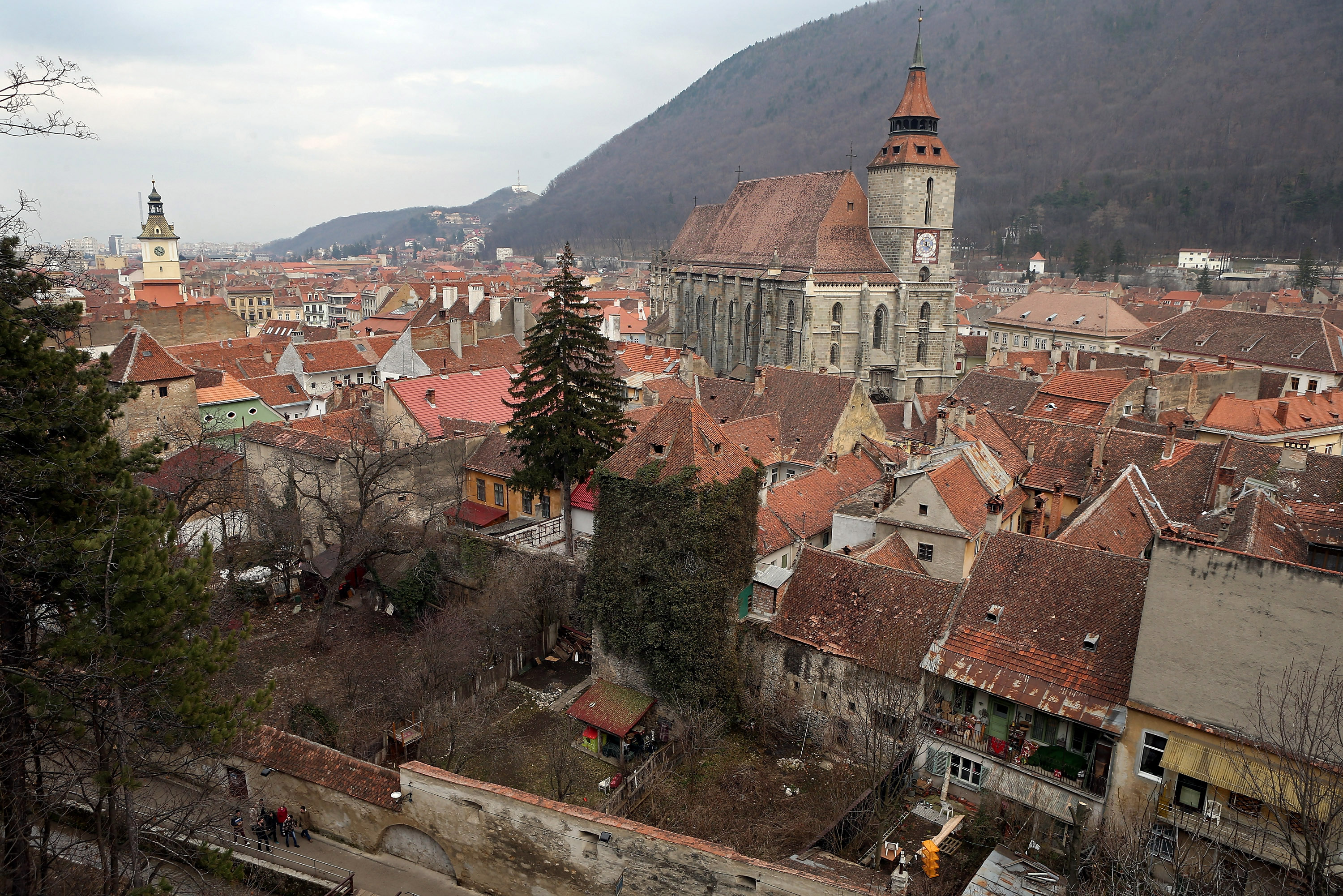 Municipiul Brașov intră în scenariul roșu. Restaurantele, cafenelele și cinematografele se închid, iar circulația va fi restricționată