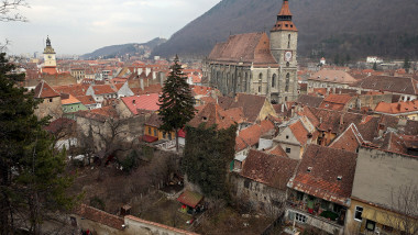 Vedere de sus a unui cartier din Brașov.