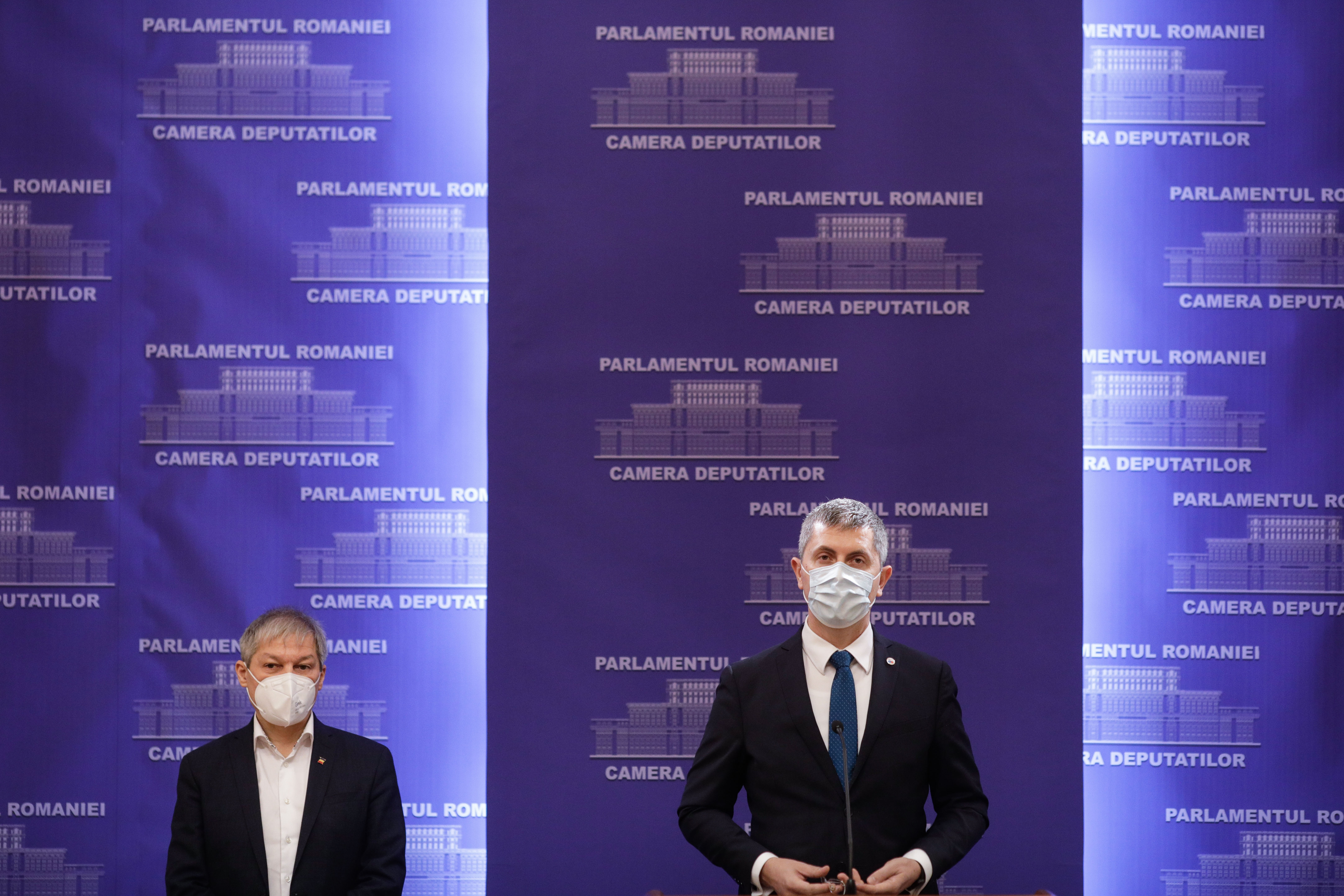 Surse: „Război rece” între USR și PLUS, după anunțul lui Cioloș că vrea să fie și președinte de partid și candidat la prezidențiale