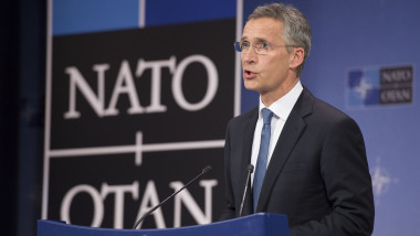 Jens Stoltenberg susține o conferință de presă la sediul NATO.
