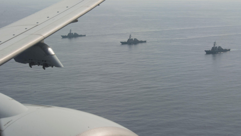 Distrugătoare navale văzute din avion în timpul unor manevre de luptă.