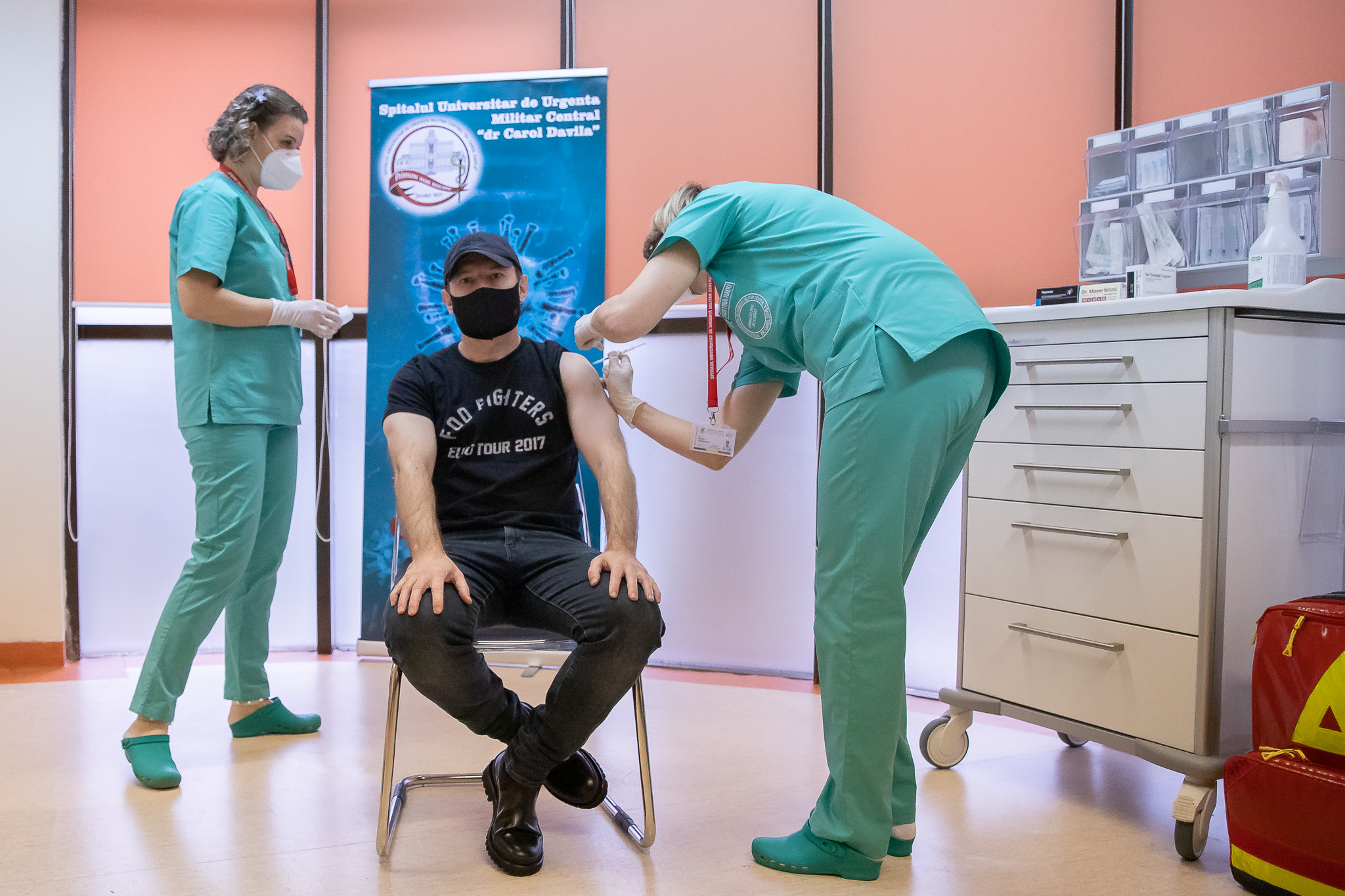 De ce a purtat premierul tricoul cu Foo Fighters la vaccinare. Florin Cîțu: „Să știți că vreau la concerte, sper să fie cât mai curând”