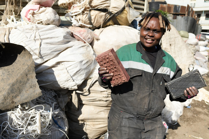 Tânăra din Kenya care reciclează plasticul tine in maini doua caramizi