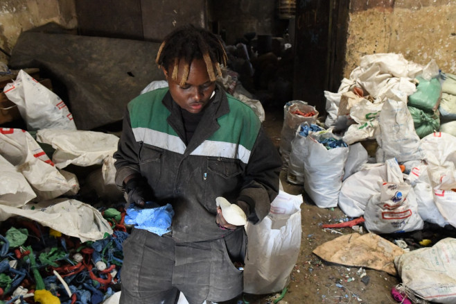 Tânăra din Kenya care reciclează plasticul și construiește din el cărămizi