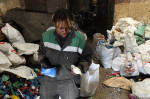 Tânăra din Kenya care reciclează plasticul și construiește din el cărămizi