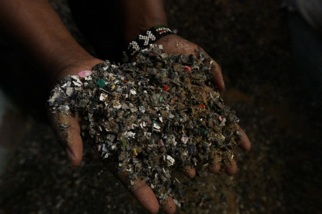 Tânăra din Kenya care reciclează plasticul tine in maini doua caramizi