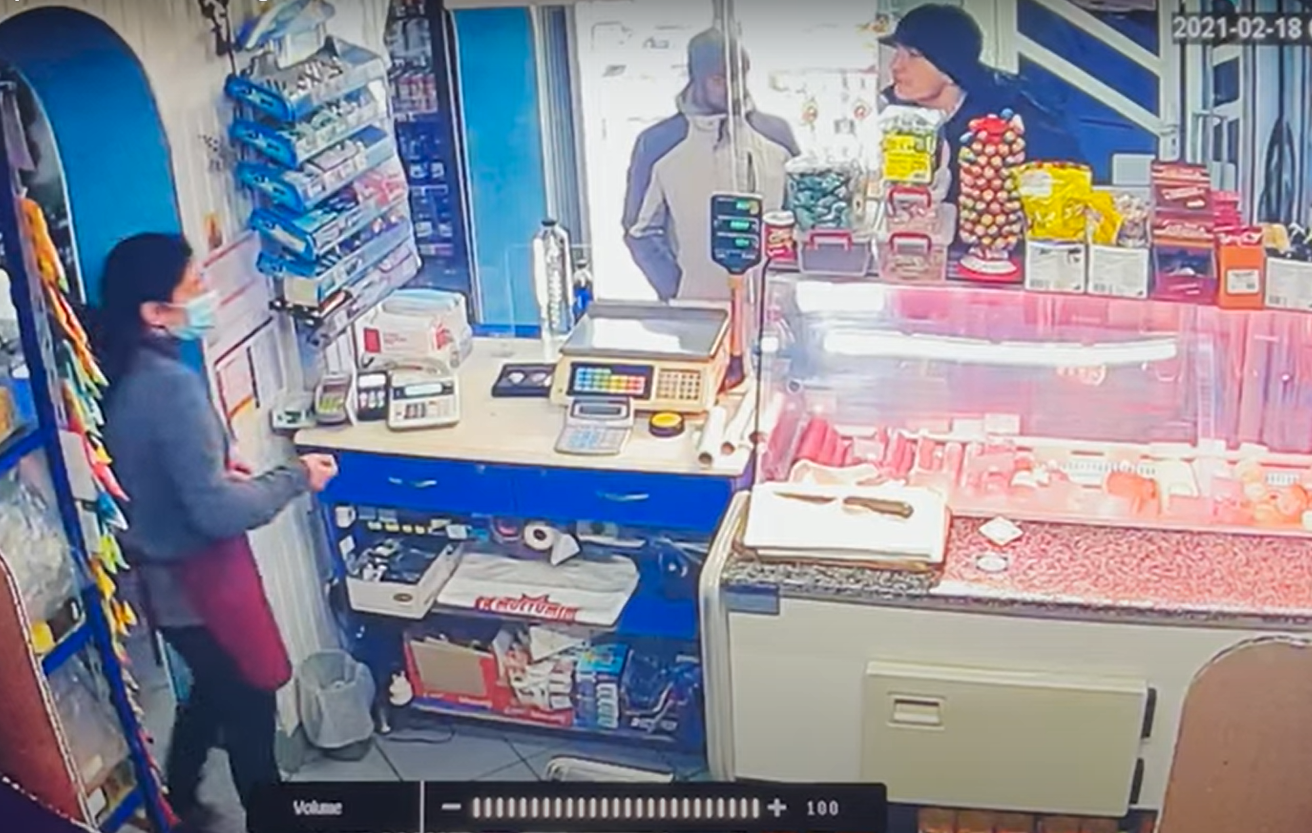 VIDEO. Momentul în care o vânzătoare din Suceava a fost amenințată cu pistolul de un client, pentru 2 iaurturi