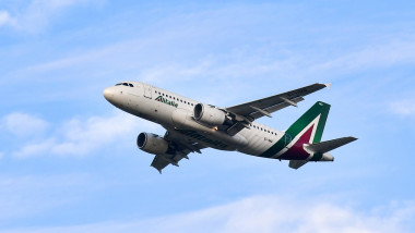 O aeronavă Alitalia decolează de pe aeroportul Leonardo Da Vinci.