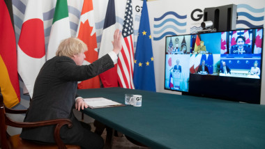 Premierul britanic Boris Johnson îi salută pe liderii G7 la summit-ul prin videoconferință.