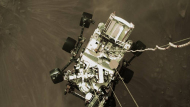 Perseverance, roverul cu 6 roti, este atașat cu cabluri de modulul care l-a coborât pe suprafața lui Marte