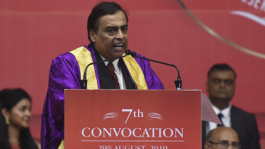 Mukesh Ambani, cel mai bogat om din india, tine un discurs la un pupitru