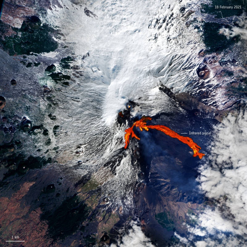 Etna_erupts_pillars ESA.int