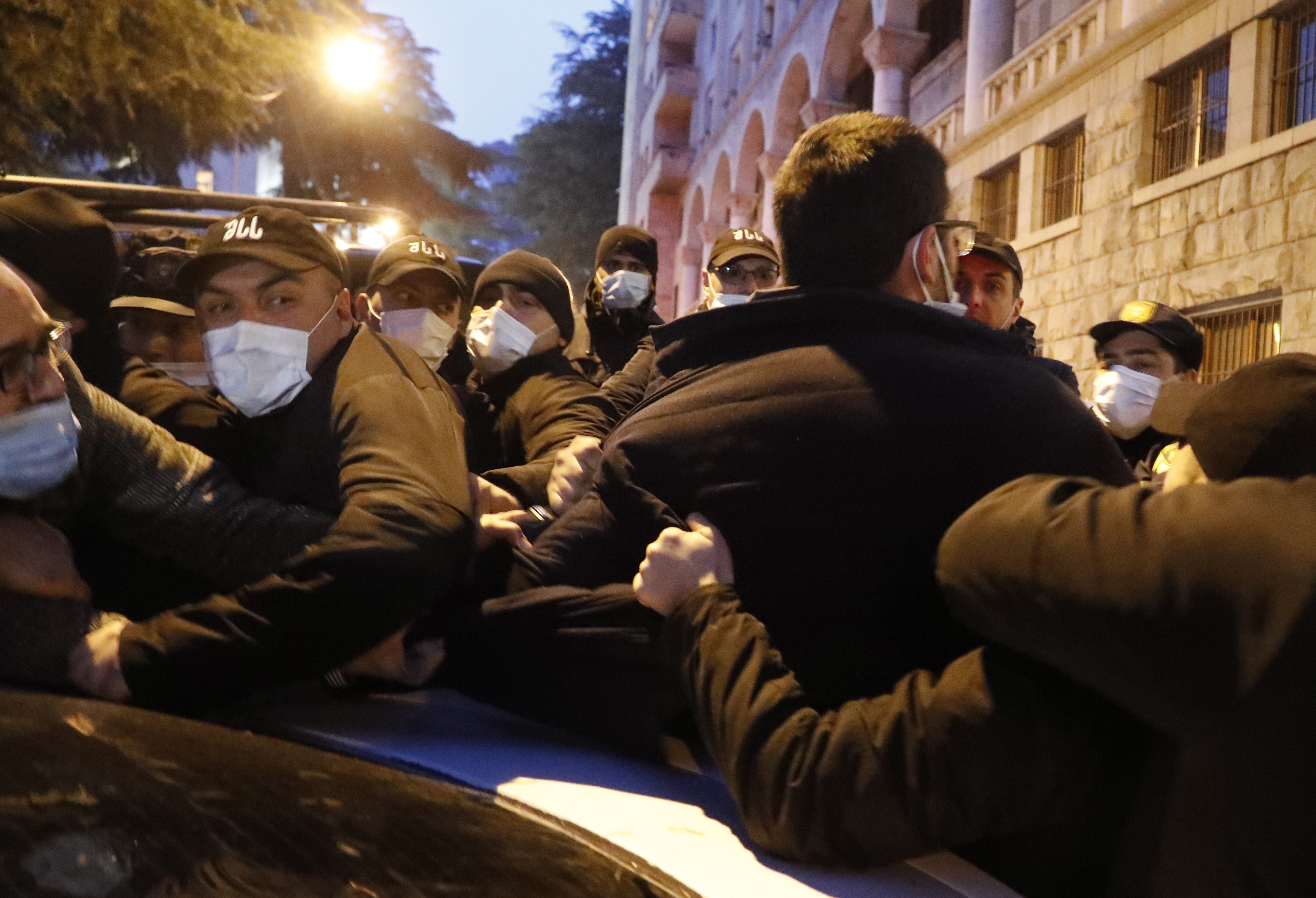 Zeci de manifestanți reținuți, unii duși la spital în urma ciocnirilor cu poliția. Criza politică se adâncește în Georgia