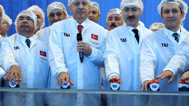 erdogan si alti barbati purtand costume albe cu plase in cap