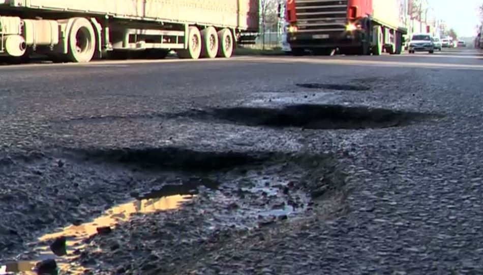 Bucureștiul, plin de gropi. Până acum erau puse pe seama înghețului și a substanțelor folosite la deszăpezire. Nu e cazul în acest an