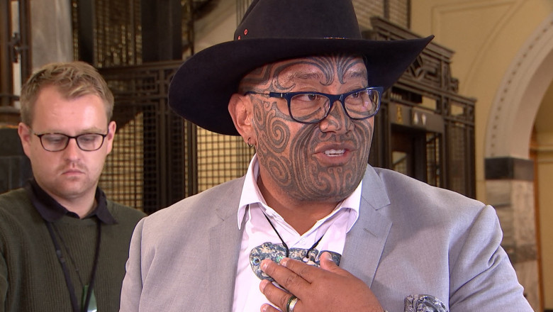 Rawiri Waititi sta cu mana pe un colier care face parte din cultura maori