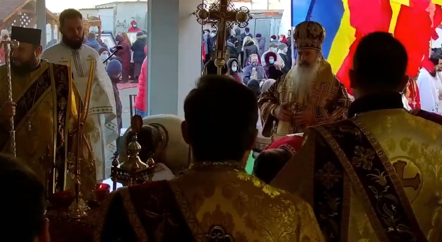 IPS Teodosie sfidează din nou regulile și a condus o procesiune pe bulevardele din Constanța. Arhiepiscopul a mers cu o caleașcă