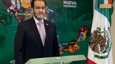 politicianul mexican rene bejanaro sustine o declaratie de presa