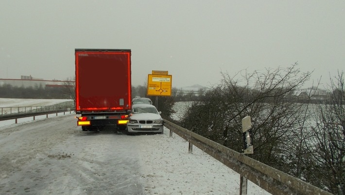 Un șofer din Germania a oprit cu TIR-ul său de 30 de tone un BMW, după ce femeia de la volan își pierduse cunoștința