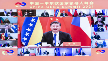 Președintele chinez Xi Jinping prezidează summitul „17+1”, care anul acesta a avut loc în format online. In ecrane mai mici se vad se vad ceilalti participanti
