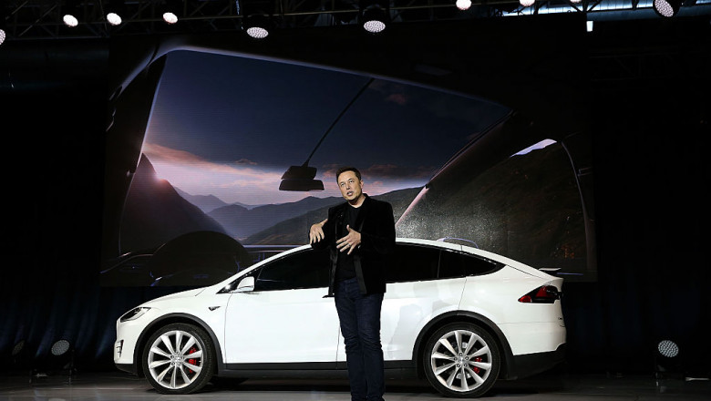 Elon Musk prezinta o masina Tesla