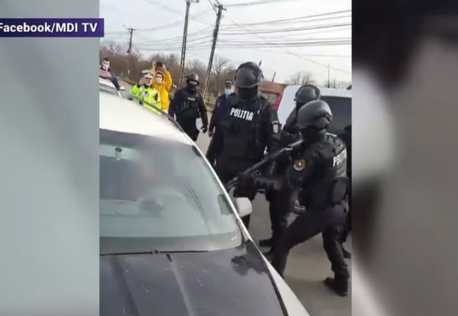 VIDEO. Bărbat scos de mascați din mașina în care se baricadase. Avea permisul anulat