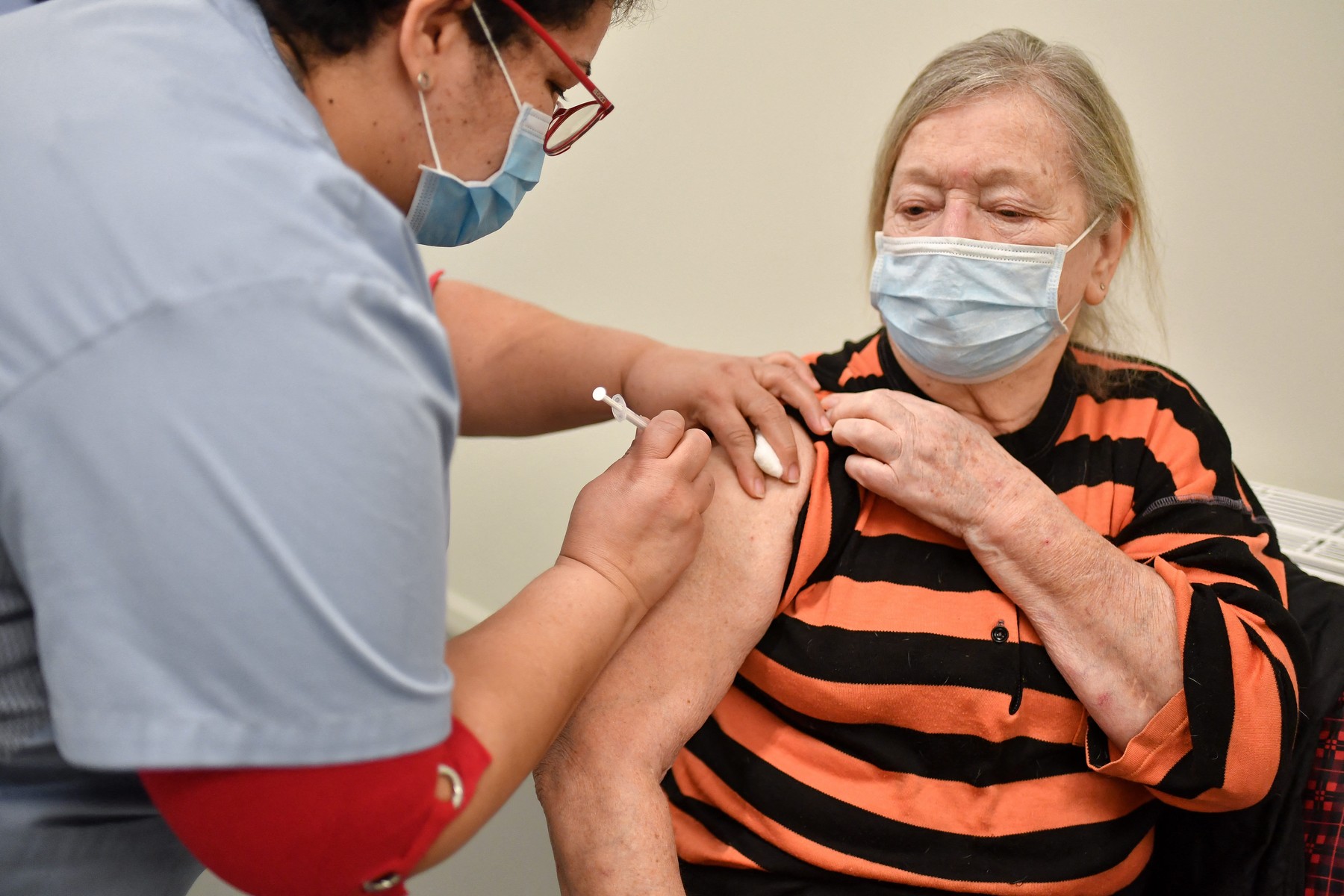 OMS recomandă utilizarea vaccinului AstraZeneca și pentru persoanele de peste 65 de ani