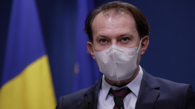 Premierul Florin Cîțu cu mască.