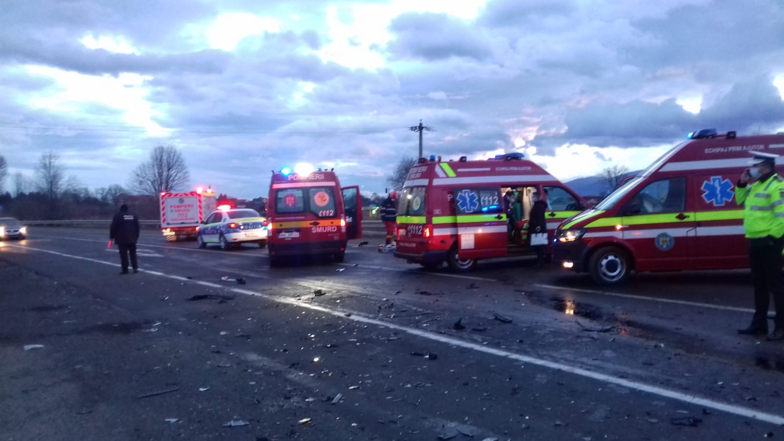 FOTO. Un mort și șase răniți după o coliziune pe DN 1 între un microbuz și un autoturism
