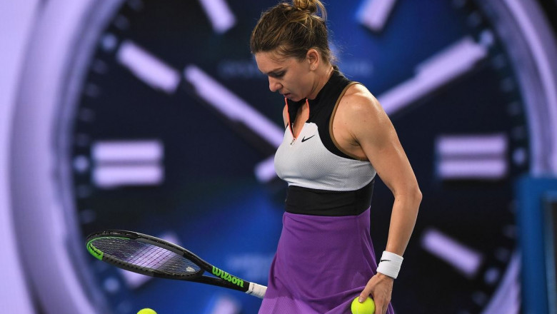 Simona Halep se pregătește să servească într-un meci de la Australian Open 2021