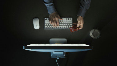 om de afaceri se conectează online, tranzacție de shopping online cu cardul