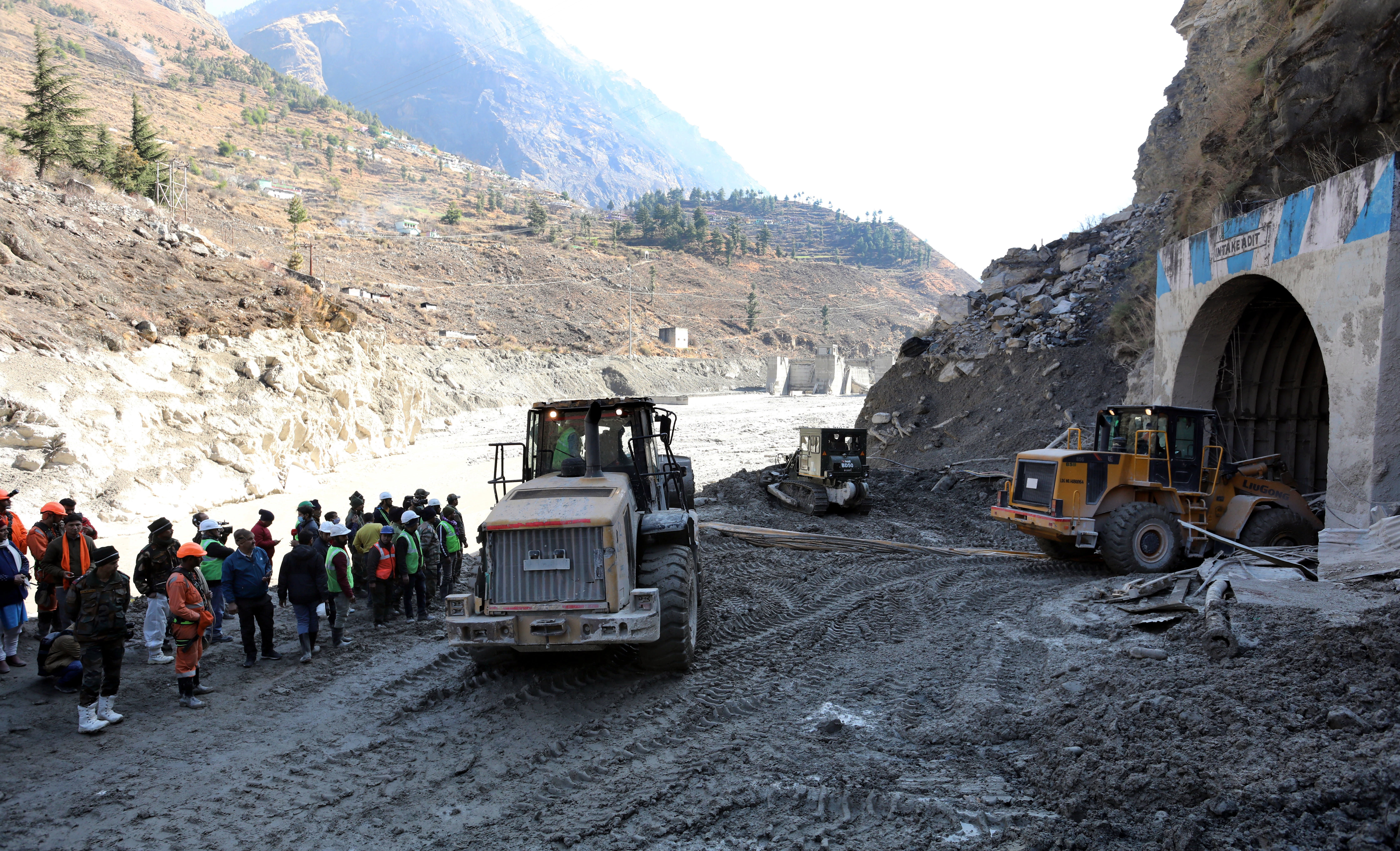 Operațiuni disperate de salvare a celor dispăruți după prăbușirea ghețarului în Himalaya. Un cadavru a fost găsit la 110 km distanță