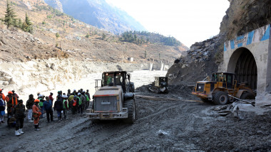 echipe de salvare incearca sa intre intr-un tunel cu un buldozer pentru a gasi supravietuitori dupa prabusirea ghetarului in himalaya
