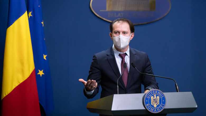 Premierul Florin Cîțu gesticuleaza în timpul unei declarații la sediul Guvernului