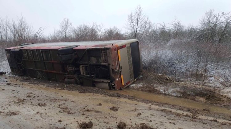 Un autocar în care se aflau 16 persoane s-a răsturnat în județul Caraș-Severin