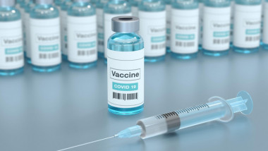 doze de vaccin anticovid si o seringa cu ac