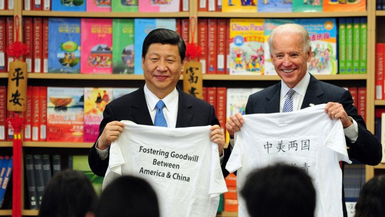 Joe Biden, pe când era vicepreședintele SUA, și liderul chinez, Xi Jinping, schimb de tricouri cu mesaje în ambele limbi, chineza si engleza