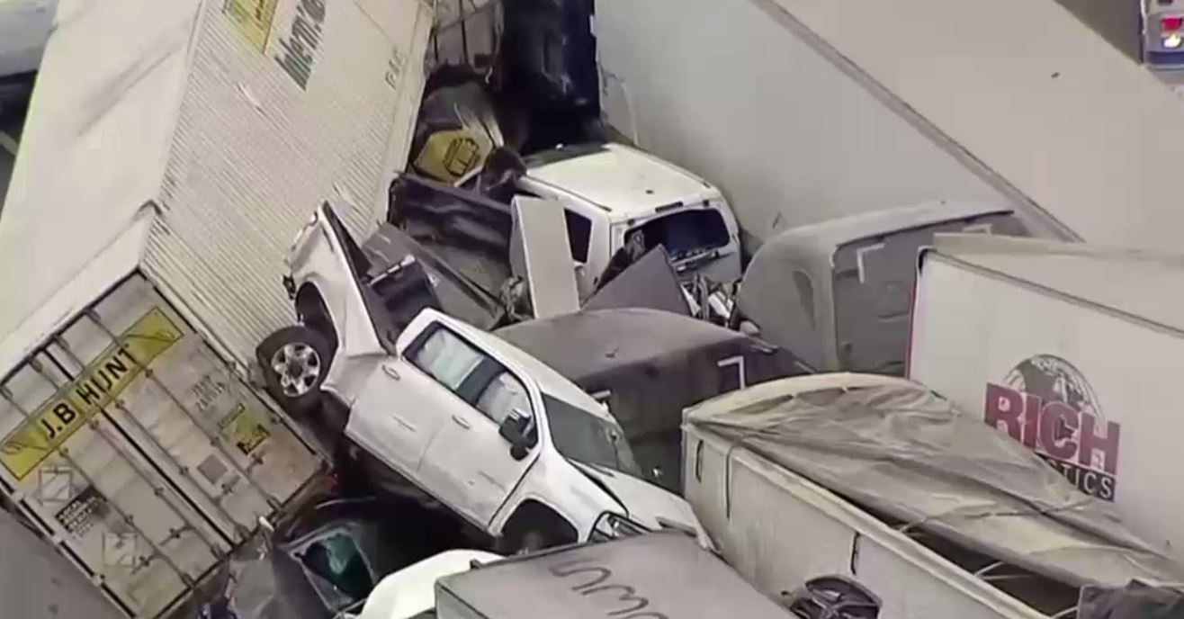 VIDEO. Accident în lanț cu 130 de mașini. Șase morți au fost găsiți în mormanele de fiare întinse pe un kilometru și jumătate