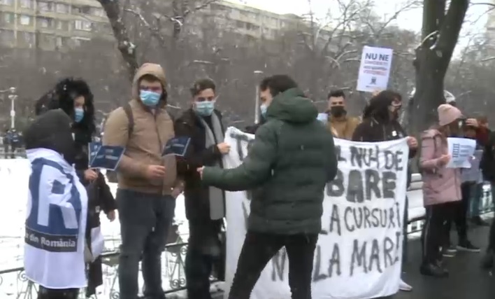 Studenții protestează la Gara de Nord, nemulțumiți că pierd gratuitatea la călătoriile cu trenul. Ei anunță acțiuni și în alte orașe