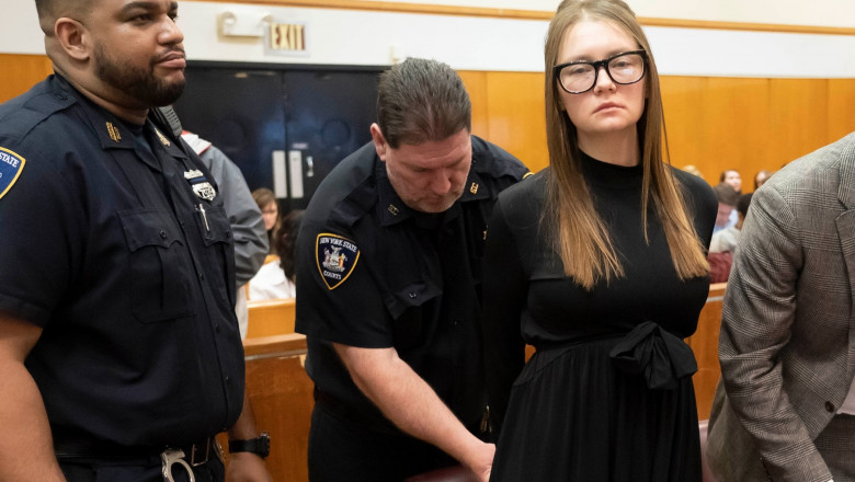 Anna Sorokin este incatusata de un poliitist in sala de judecata
