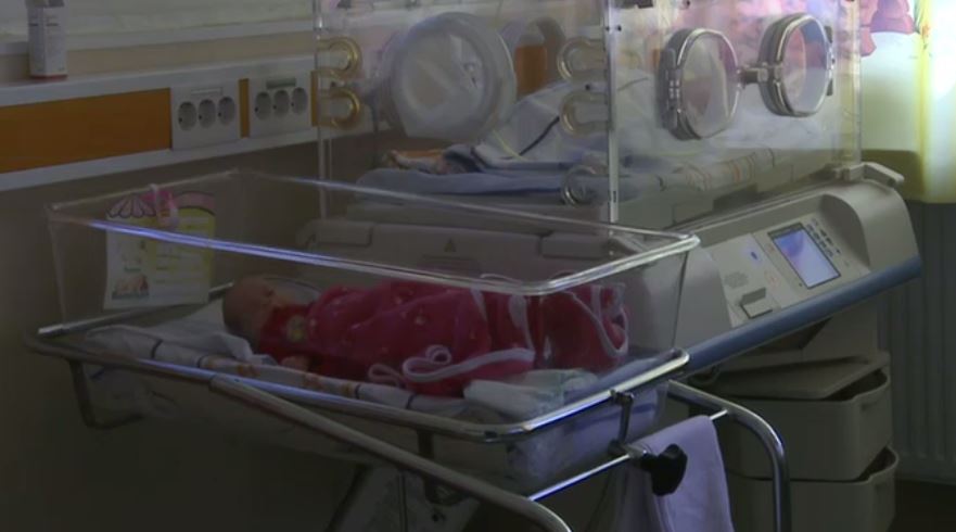 Un bebeluș de numai câteva zile, găsit abandonat într-o scară de bloc din Râmnicu Vâlcea