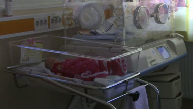 Bebeluș într-un pătuț la spital.