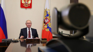 Președintele rus Vladimir Putin sta la birou in fata unei camere de luat vederi