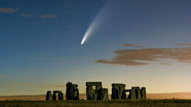 O cometă trece deasupra ansamblului Stonehenge