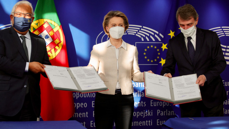 Președinta CE, Ursula Von der Leyen, preşedintele Parlamentului European, David Sassoli, şi premierul portughez Antonio Costa au semnat mecanismul de rederesare și rezilienta.