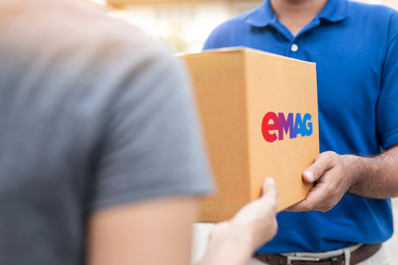 cutie de la EMAG livrată de un curier la client